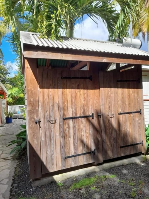 Le local exterieur de la villa hibiscus 6 à 11 personnes, avec une douche et un toilette séparé. Expérience "nature" aux jardins de Pointe Noire en Guadeloupe