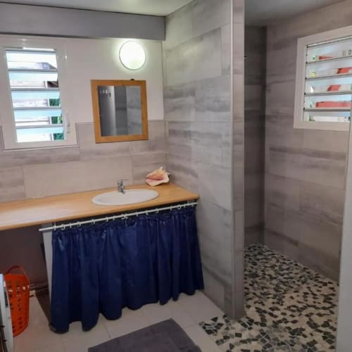 Grande salle de bains avec douche à l'italienne, pour des vacances réussies aux jardins de Pointe Noire en Guadeloupe