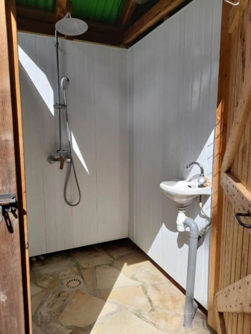 La douche extérieure de la villa Hibiscus, aux Jardins de Pointe Noire en Guadeloupe