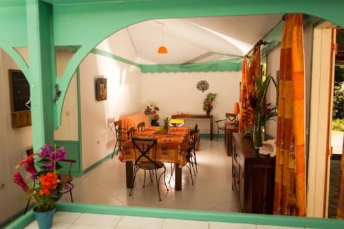 Le salon / salle à manger coloré, de votre hébergement de vacances aux jardins de Pointe Noire en Guadeloupe
