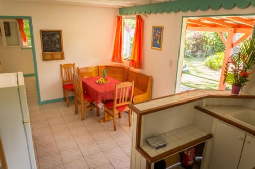 Cuisine et espace de votre hébergement Alpinia aux Jardins de Pointe Noire, avec son espace naturel tropical.