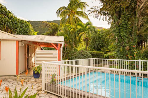 La piscine sécurisée des gîtes Les Jardins de Pointe Noire, pour des vacances tranquilles en famille en Guadeloupe