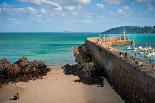 Pittoresque village côtier avec son port de pierre, voiliers, plage et eaux turquoise près de Châtelaudren-Plouagat