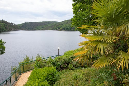 Vue sur le lac du Manoir de Fornebello B&B avec jardins de palmiers à Châtelaudren-Plouagat, France