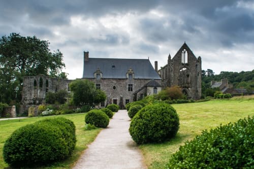 Manoir historique en pierre avec ruines gothiques et parc aménagé au Manoir de Fornebello, un gîte de charme en