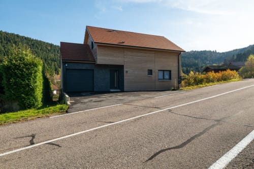 Charmant chalet au calme avec magnifique vue sur les montagnes et la forêt, idéal pour un séjour nature et détente. Situé dans un environnement paisible, il offre un cadre ressourçant, parfait pour les amoureux de randonnée, de grands espaces et de tranquillité. Son architecture chaleureuse en bois, son accès facile et son panorama sur les reliefs environnants en font un lieu idéal pour des vacances en famille, en couple ou entre amis.