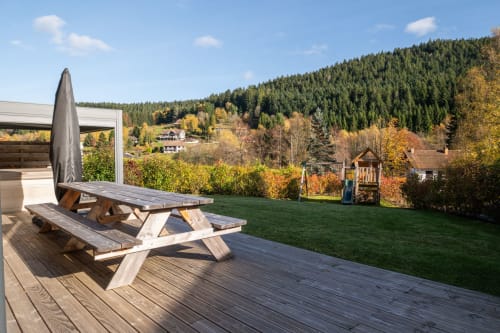 Genießen Sie einen gemütlichen Essbereich im Freien auf dieser wunderschönen Terrasse mit großem Picknicktisch. Von hier aus haben Sie einen herrlichen Blick auf einen gepflegten und sicheren Garten.

Perfekt für gesellige Stunden. Garantiert Ruhe und ein direkter Blick auf Wald und Hügel – ideal für Frühstück, Grillabende oder entspannte Sonnenuntergänge. Ein naturnahes Ambiente, perfekt für gesellige Stunden mit Familie und Freunden.