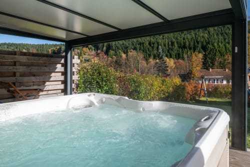 Genießen Sie einen abgeschiedenen, privaten Whirlpool für 6 Personen – ideal für entspannende Momente in absoluter Privatsphäre. In einem überdachten Bereich mit herrlichem Blick auf die Berge und den Wald gelegen, bietet er ein einzigartiges Wellness-Erlebnis in ruhiger und friedlicher Umgebung. Perfekt nach einer Wanderung oder für einen gemütlichen Abend: Dieser private Spa-Bereich vereint Komfort, Entspannung und eine außergewöhnliche Naturkulisse.