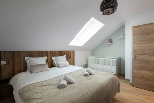 Ein gemütliches, helles Hauptschlafzimmer dank eines großen Dachfensters.
Kingsize-Bett in Hotelqualität (180 x 200 cm) – bei Ankunft bezogen.
Integriertes Babybett in der Ecke.
Ein komplett ausgestattetes Schlafzimmer für frischgebackene Eltern.
