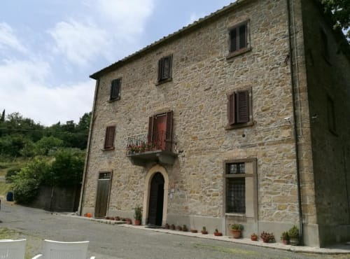 Villa in pietra Castagnini a Montecatini Val di Cecina, Toscana - esterno rustico di bed and breakfast italiano