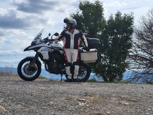 Motociclista avventuriero attrezzato su strada sterrata vicino a Montecatini Val di Cecina, Italia