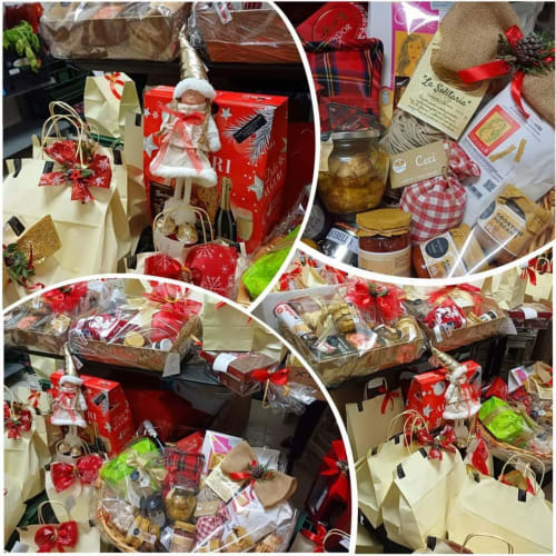 Cesti regalo natalizi presso I Castagnini B&B di Montecatini Val di Cecina con specialità gourmet, vini e decori festivi rossi