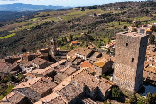 Vista aerea di I Castagnini B&B a Montecatini Val di Cecina con torre medievale e campagna toscana