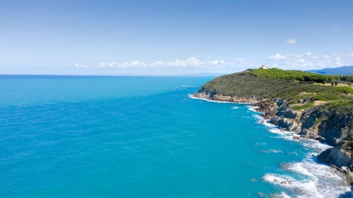 Coastal cliffside view near I Castagnini B&B in Montecatini Val di Cecina, Italy with turquoise sea
