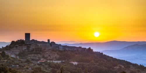 Montecatini Val di Cecina, borgo collinare al tramonto, ubicazione della locanda I Castagnini