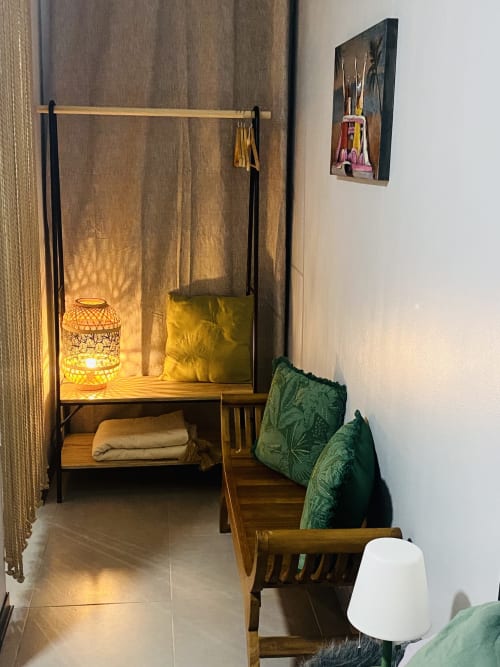 Petit coin penderie et banc, idéal pour la détente et le rangement.