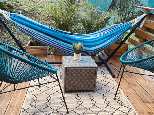 Petit deck à l'entrée de la chambre, idéal pour se détendre et prendre un apéritif ou café face au jardin tropical.
