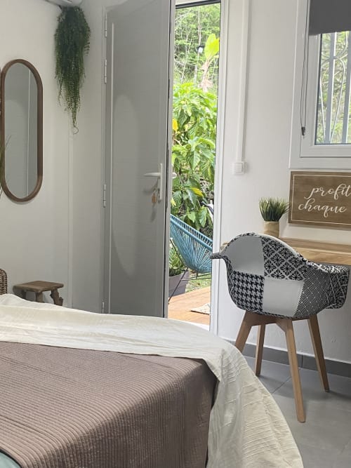 Chambre zen, avec vue sur jardin.