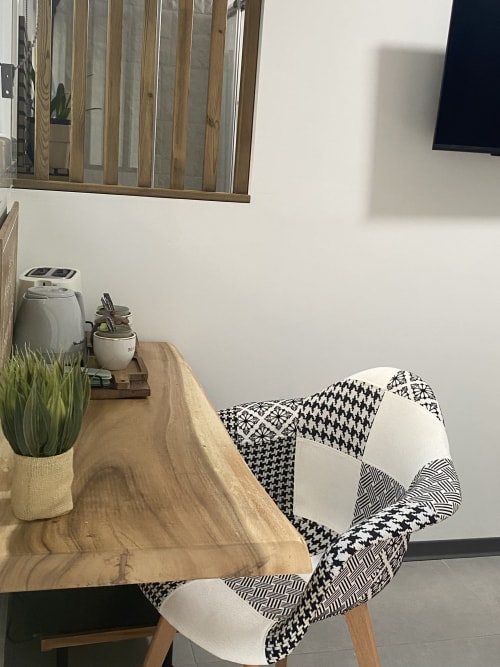 Chambre  très confortable avec espace de travail, fauteuil et coin petit-déjeuner équipé (bouilloire, grille-pain, plateau avec couverts). Thé et café soluble offerts.