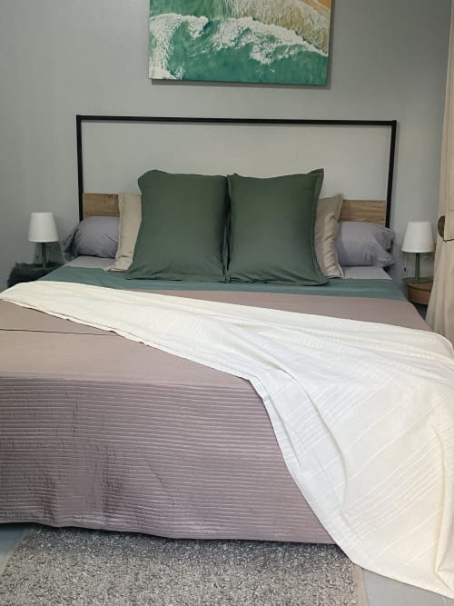 Lit King size, idéale pour le repos, la détente et un séjour calme et apaisant.