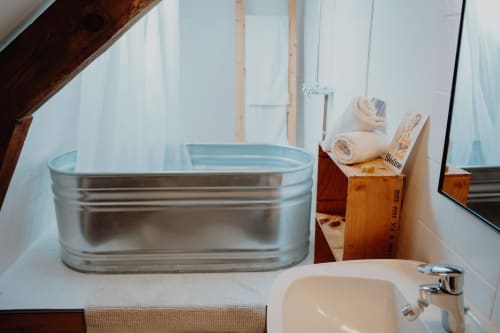 Metal bathtub and ceramic sink in Baccara Lodge bathroom, Arengosse B&B