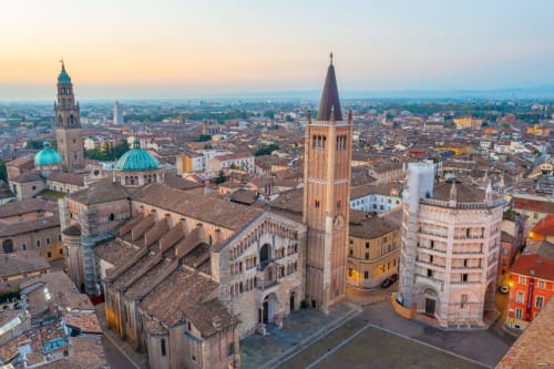 Vista aerea del tramonto della cattedrale storica di Parma, campanile e architettura rinascimentale in Italia