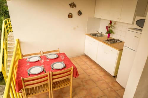 Côté cuisine de la terrasse du gîte BleuLagon aux jardins de l'espérance à Bouillante en Guadeloupe, avec tout le nécessaire pour une petite cuisine de vacances