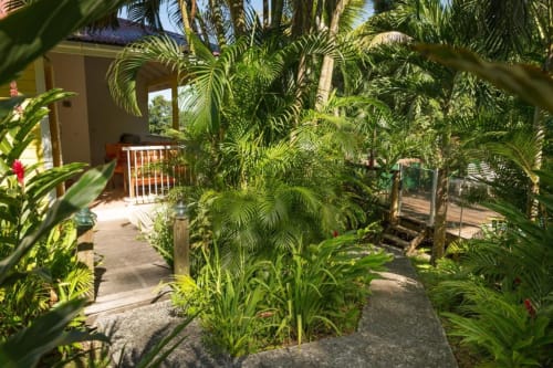 L'accès vers le logement VertMadras, avec la piscine sécurisée juste à côté pour un séjour  reposant aux Jardins de l'espérance à Bouillante en Guadeloupe