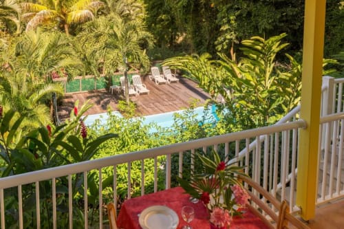 Vue magique depuis le gîte RoseCorail avec une superbe vue sur la piscine et le jardin, et une petite vue mer, pour un séjour garanti en toute sérénité