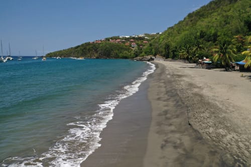 Vue sur la plage de Malendure à Bouillante, à 5mn de la résidence Les Jardins de l'espérance à Bouillante en Guadeloupe, de quoi profiter de la nature majestueuse des Antilles