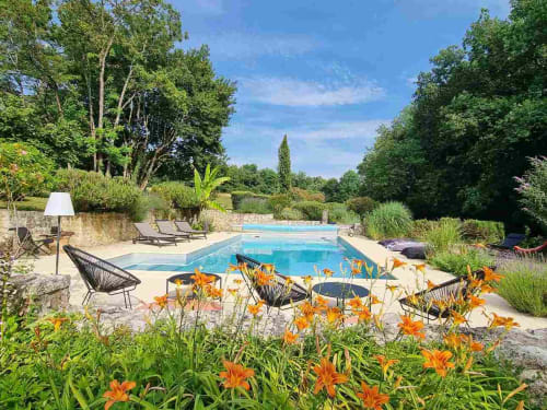 At the gates of Saintes in Charente-Maritime, enjoy the heated pool of La Loge du Grand Cèdre. On site, a luxury cottage **** and a charming guest room.