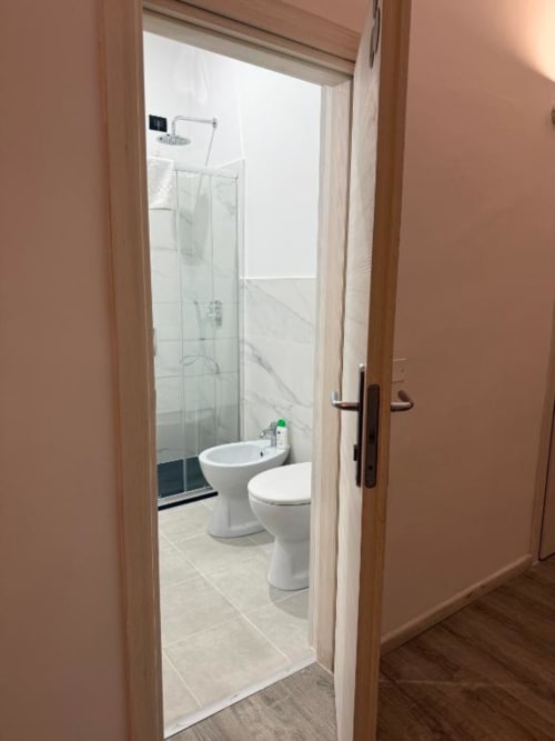 Bagno moderno con doccia, bidet e WC presso Bronze Horse Affittacamere a Firenze