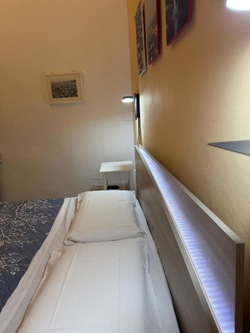 Camera compatta presso Bronze Horse Affittacamere a Firenze con letto singolo e vista sulla corte interna