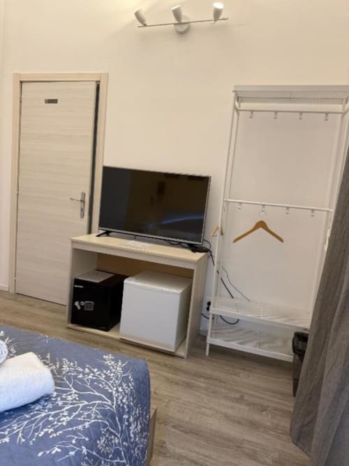 Camera doppia moderna presso Bronze Horse Firenze BnB con TV, portabiti e accesso bagno privato