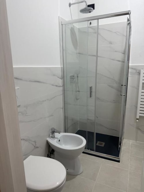 Bagno moderno presso il Bronze Horse Affittacamere Firenze con box doccia in vetro, wc, bidet e soffione pioggia