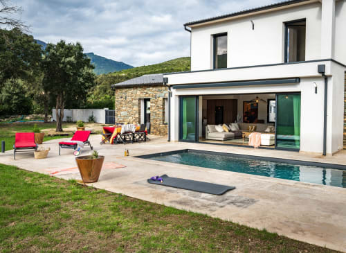 Espace piscine de la Villa LINETTE avec transats, vue sur les montagnes, Centuri Corse