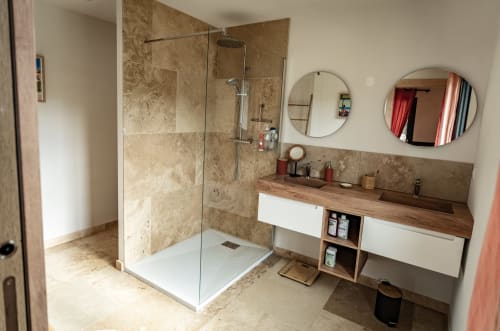 Salle de bains moderne de la Villa LINETTE à La Conciergerie du Cap Corse avec douche à l'italienne, meuble vasque en bois et miroirs doubles