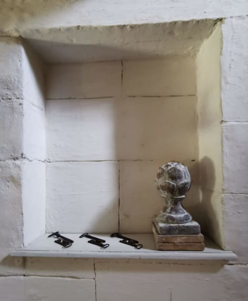 Near Saintes in Charente-Maritime, La Loge du Grand Cèdre is like a haven of peace with refined and neat decoration, with an intimate and warm atmosphere, where Marie welcomes you. On site, a luxury cottage **** and a charming guest room.