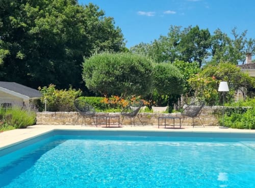 At the gates of Saintes in Charente-Maritime, enjoy the heated pool and treated with salt of the Grand Cedar Lodge. On site, a luxury cottage **** and a charming guest room.