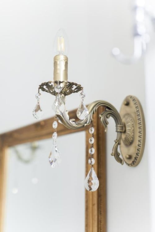Elegante applique in ottone con gocce di cristallo nella Suite 6 di Alessia's Place, boutique B&B a Como