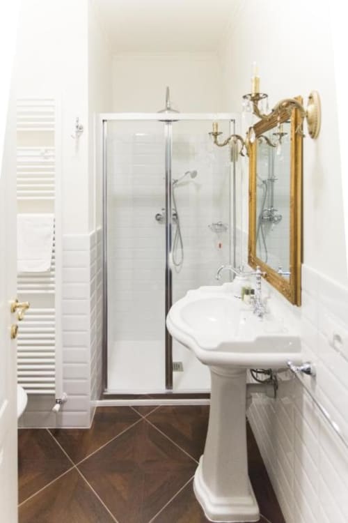 Bagno moderno nella Suite 6 di Alessia's Place, Como con doccia walk-in, lavabo su colonna, specchio e rubinetteria dorati