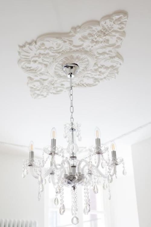 Elegante medaglione decorato al soffitto con lampadario in cristallo nella Suite 6 Alessia's Place, Como