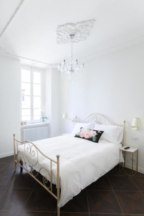 Bright, minimalist Suite 5 bedroom at Alessia's Place B&B in Como featuring a metal bed frame with white linens and crystal
