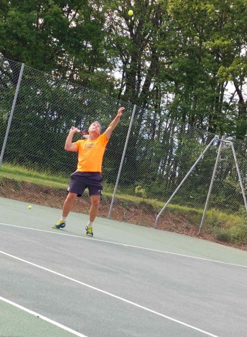 At the gates of Saintes in Charente-Maritime, enjoy the quick tennis court of La Loge du Grand Cèdre. On site, a luxury cottage **** and a charming guest room.