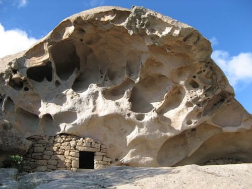 Entrée de grotte en pierre sculptée à l'hôtel Vista D'oro à Monacia d'Aullène, France avec porche rustique