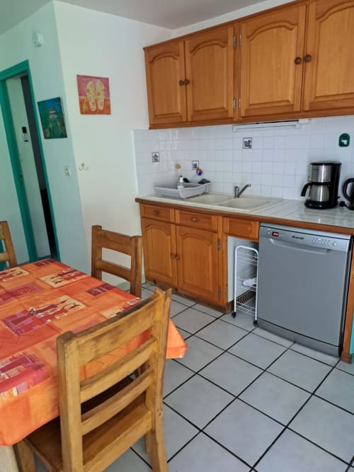cuisine équipée de votre gîte Ixora avec lave-vaisselle, pour des vacances sereines en Guadeloupe