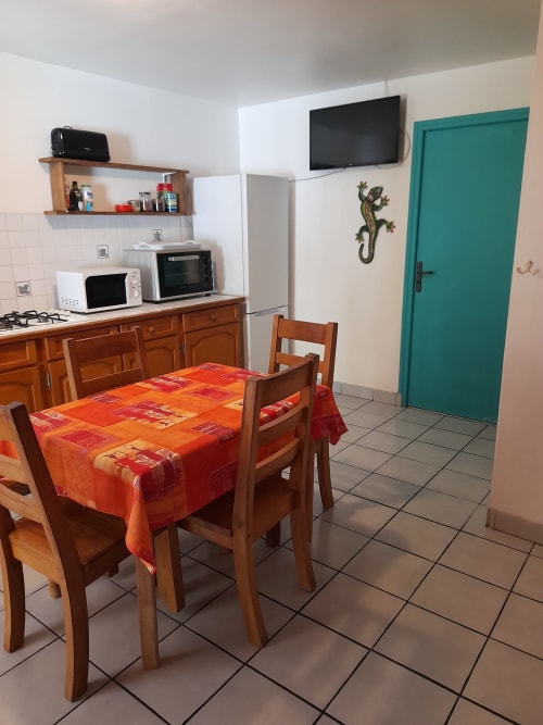 La cuisine équipée de votre hébergement Ixora pour 4 à 6 personnes, aux jardins de Pointe Noire en Guadeloupe