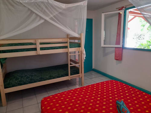 La chambre climatisée familiale du gîte Ixora, pour des vacances réussies aux jardins de Pointe Noire en Guadeloupe
