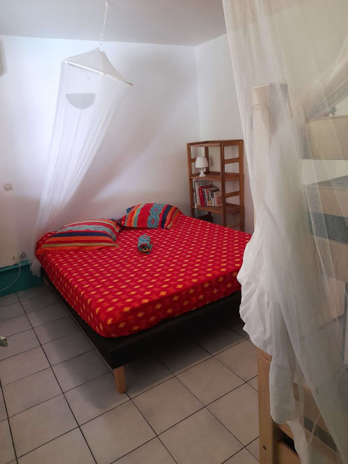 La chambre climatisée familiale du gîte Ixora, pour des vacances réussies aux jardins de Pointe Noire en Guadeloupe