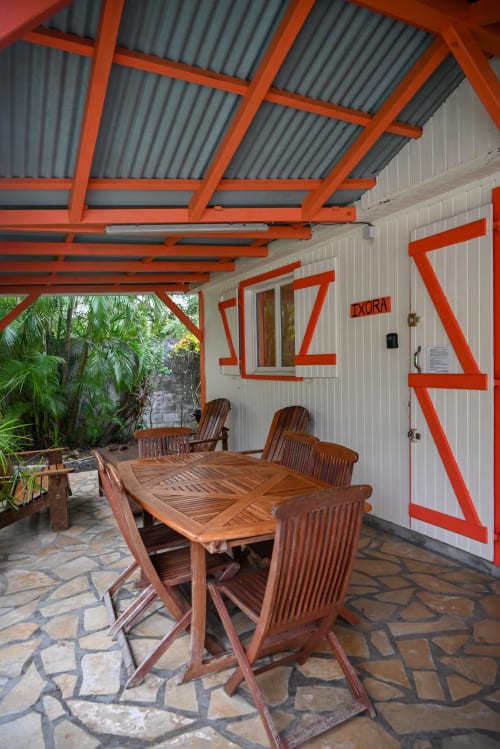 La terrasse colorée du gîte Ixora pour des moments de détente en famille ou entre amis, dans la résidence de vacances Les Jardins de Pointe Noire